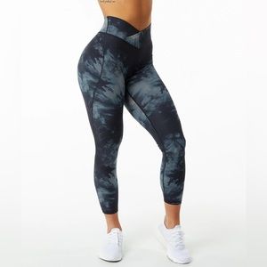 Alphalete Surface Power 27” Legging in Black Oil Stain - Size Small